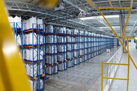Allée centrale d'un entrepôt automatisé aux rayonnages bleus